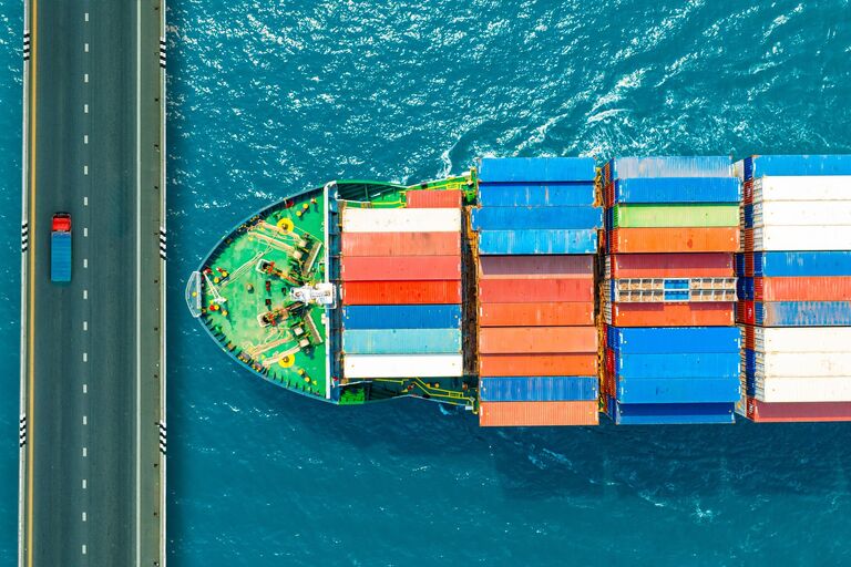 Containerschiff auf dem Meer, Symbol für Nutzfahrzeuge und Logistik