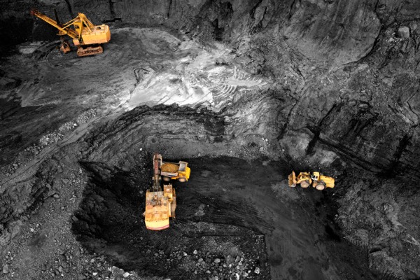 Schaufelbagger verlädt Kohle im Tagebau