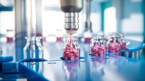Abfüllung roter Tabletten auf einer Verpackungslinie