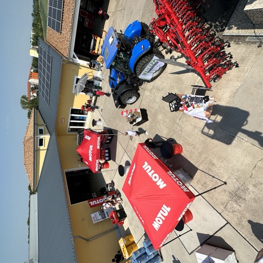 Luftaufnahme der ersten ASF-Hausmesse mit MOTUL-Pavillons, Traktor und Landmaschinen auf dem Betriebsgelände.