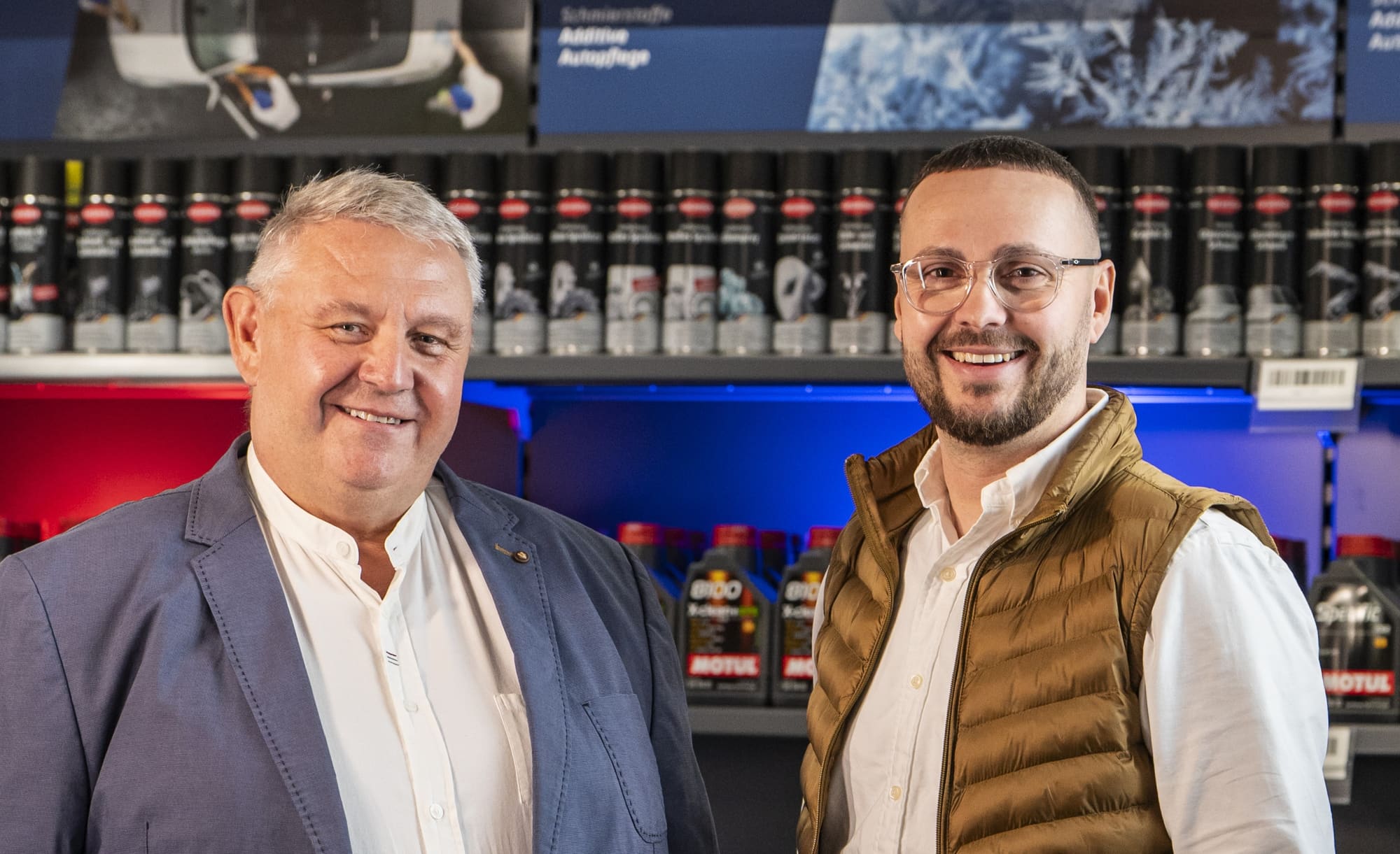 Jens Bauer und sein Sohn Marcel Bauer in der Ausstellung von ASF Bauer