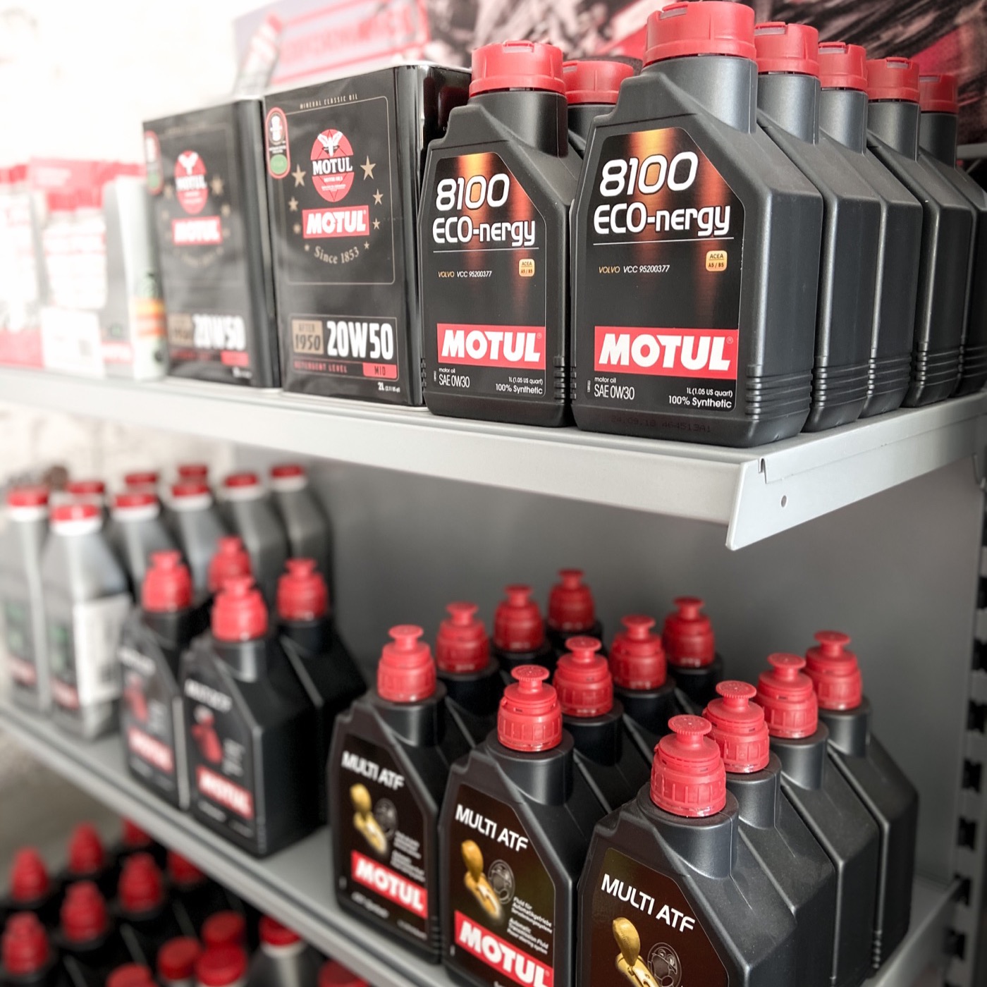 Motul Schmierstoffe im Verkaufsregal von ASF Bauer